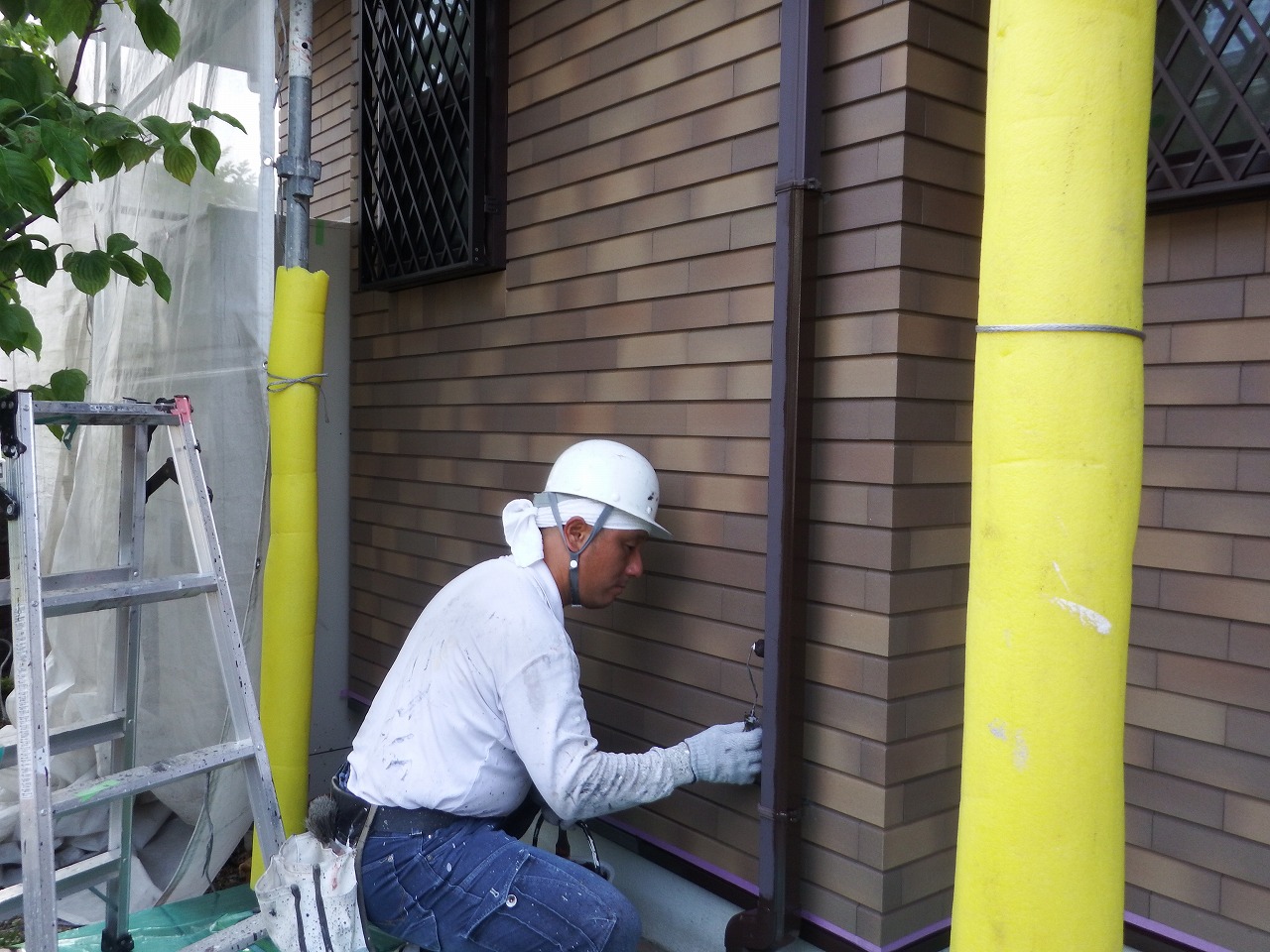生駒市の外壁塗装工事現場で雨樋塗装（縦樋）