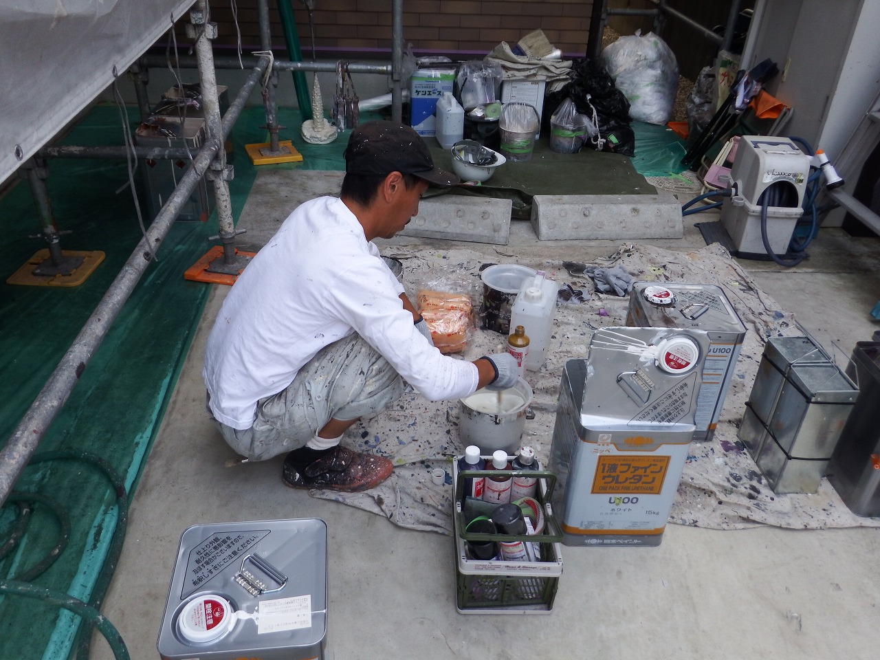 生駒市の外壁塗装工事現場で塗料の調合中