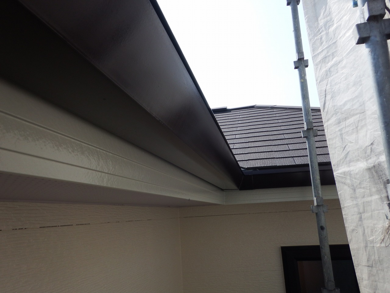 生駒市の外壁塗装工事現場で鼻隠し塗装