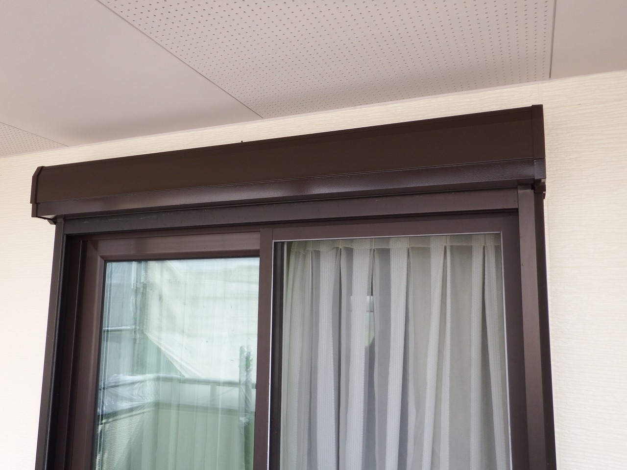 生駒市の外壁塗装工事現場でシャッターBOX塗装