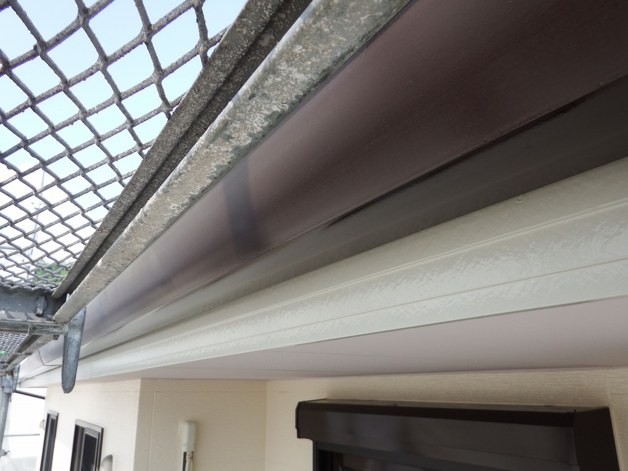 生駒市の外壁塗装工事現場で破風板塗装