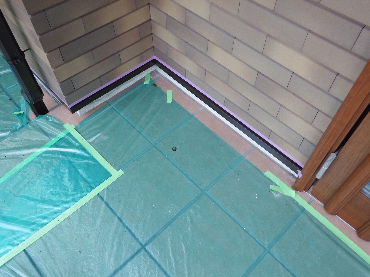 生駒市の外壁塗装工事現場で水切り塗装