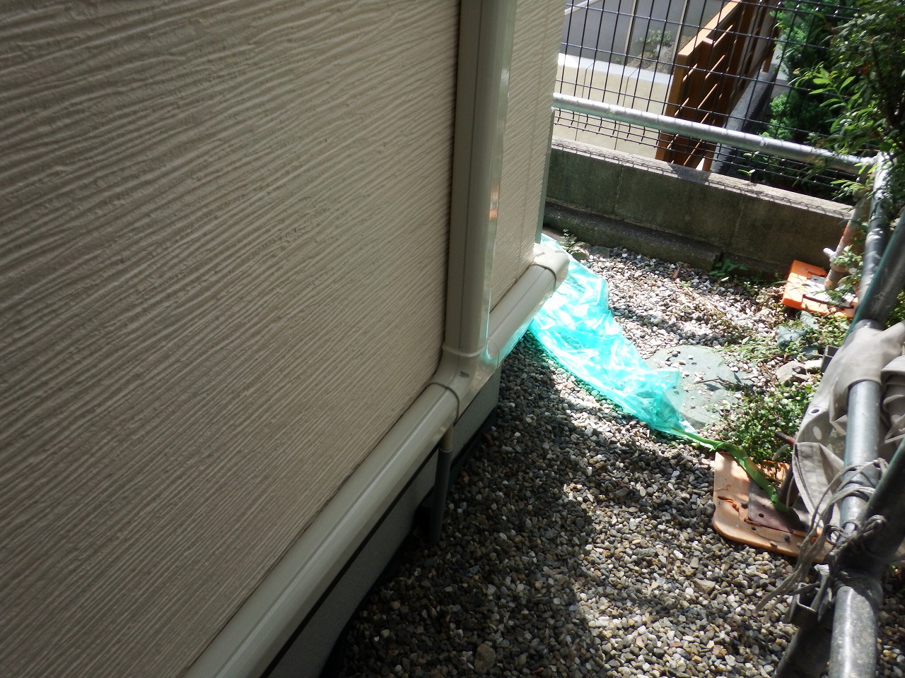 生駒市の外壁塗装工事現場でエアコンダクトカバー塗装