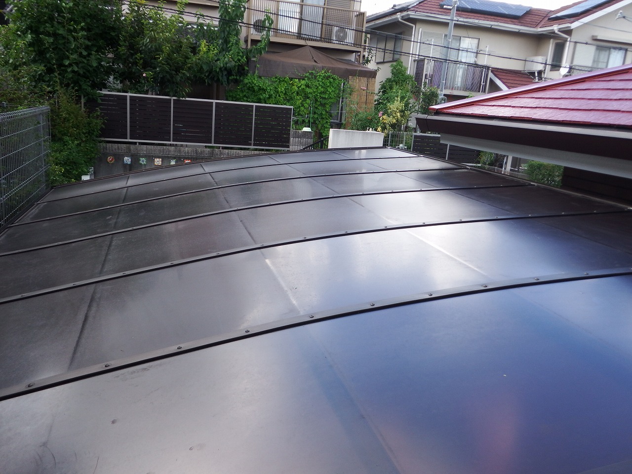 生駒市の塗装工事、隣接するカーポート屋根の取り付け