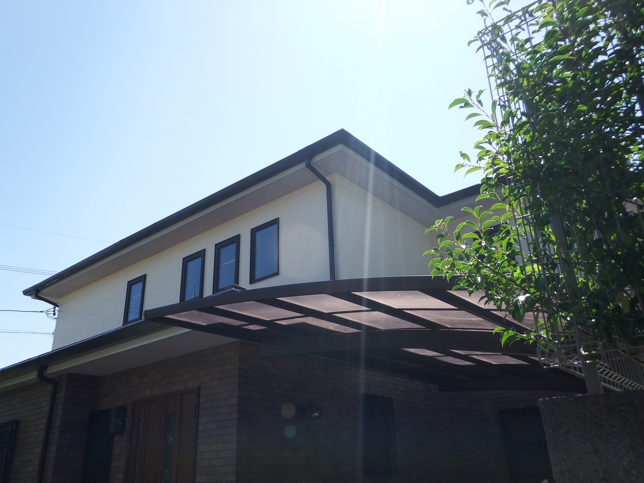 生駒市の塗装工事、隣接するカーポート