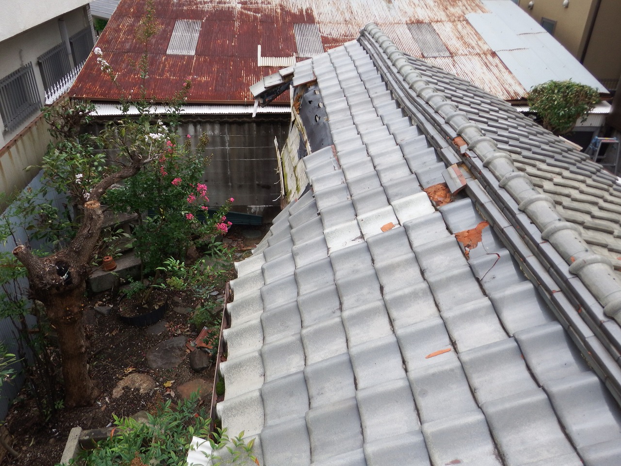 奈良市川久保町で空き家の落ちてしまった屋根