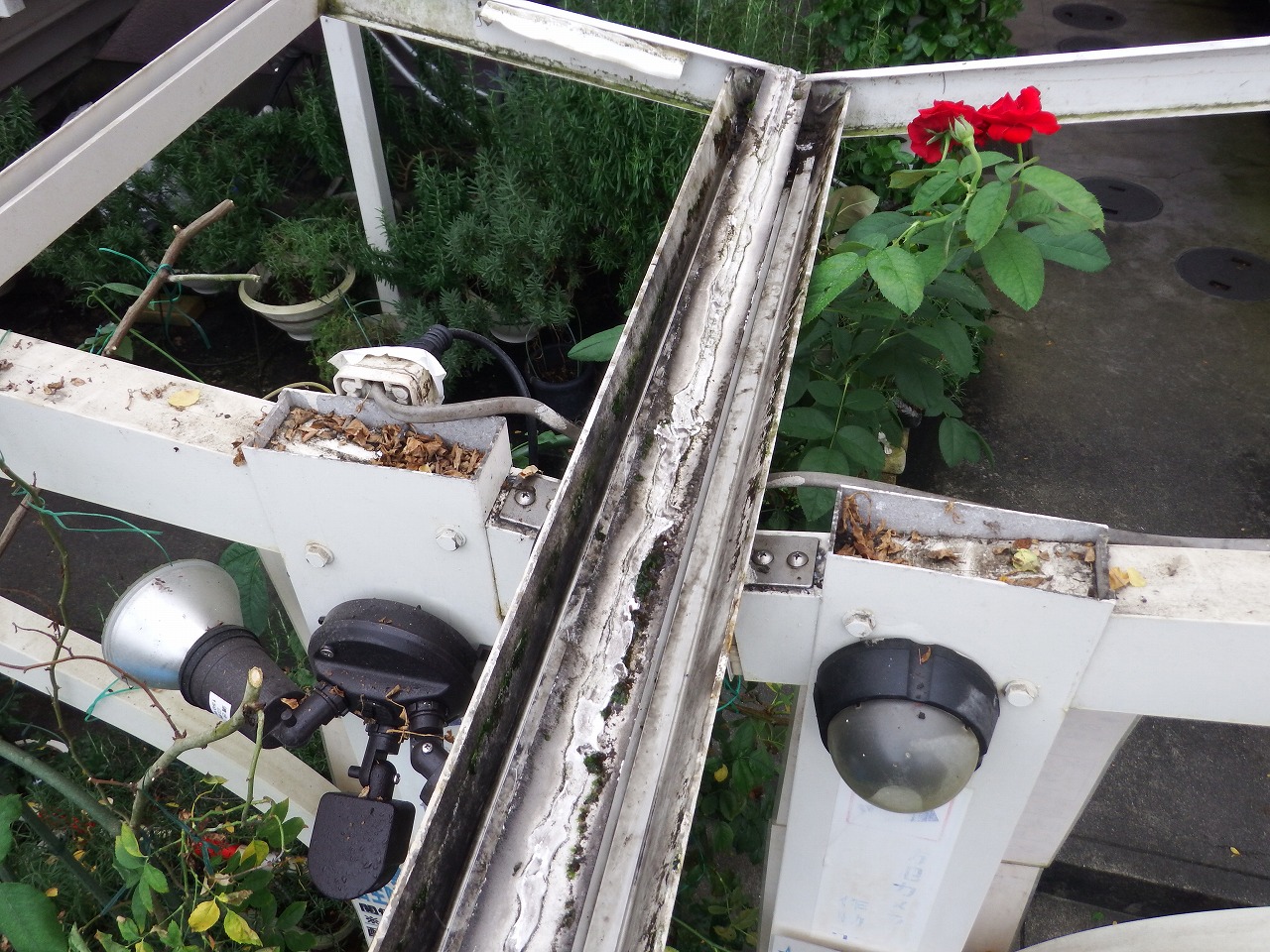 奈良市でカーポート屋根の基礎清掃後