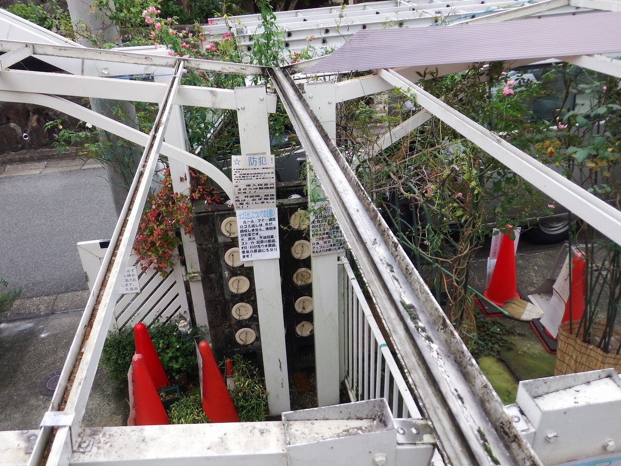 奈良市でカーポート屋根の基礎清掃後