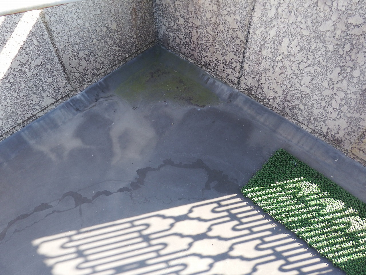 生駒市のバルコニーの床面