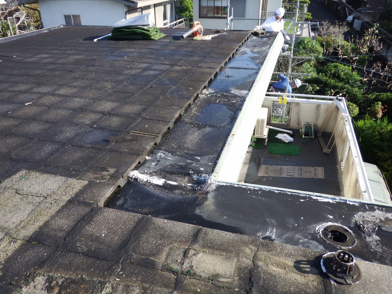 生駒市の雨漏りの陸屋根、工事前の掃除中