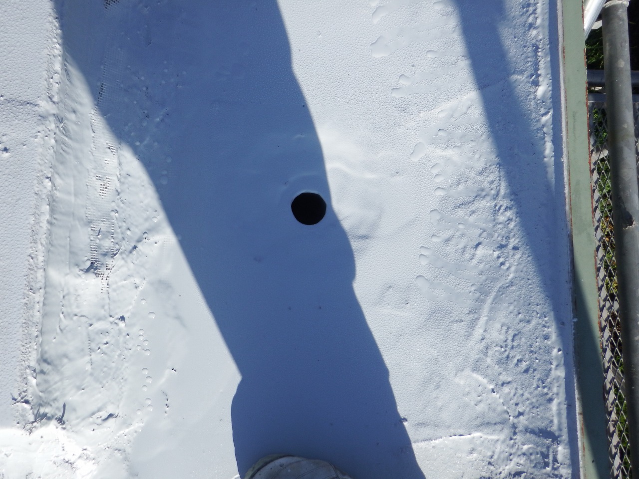 生駒市の陸屋根防水工事、ウレタン塗料の塗布ドレン周り