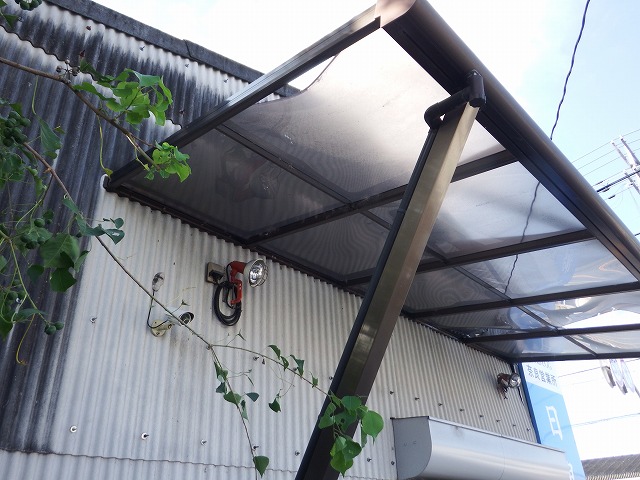 奈良市古市町の会社の倉庫で破損した庇