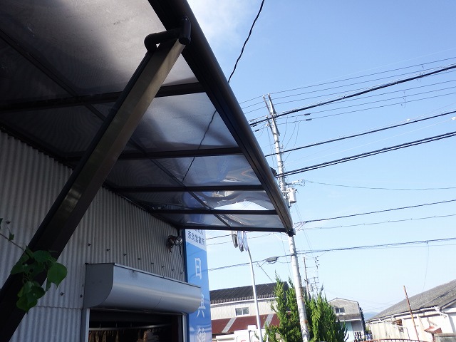 奈良市古市町のとある企業で運送のトラックが壊した庇の現調