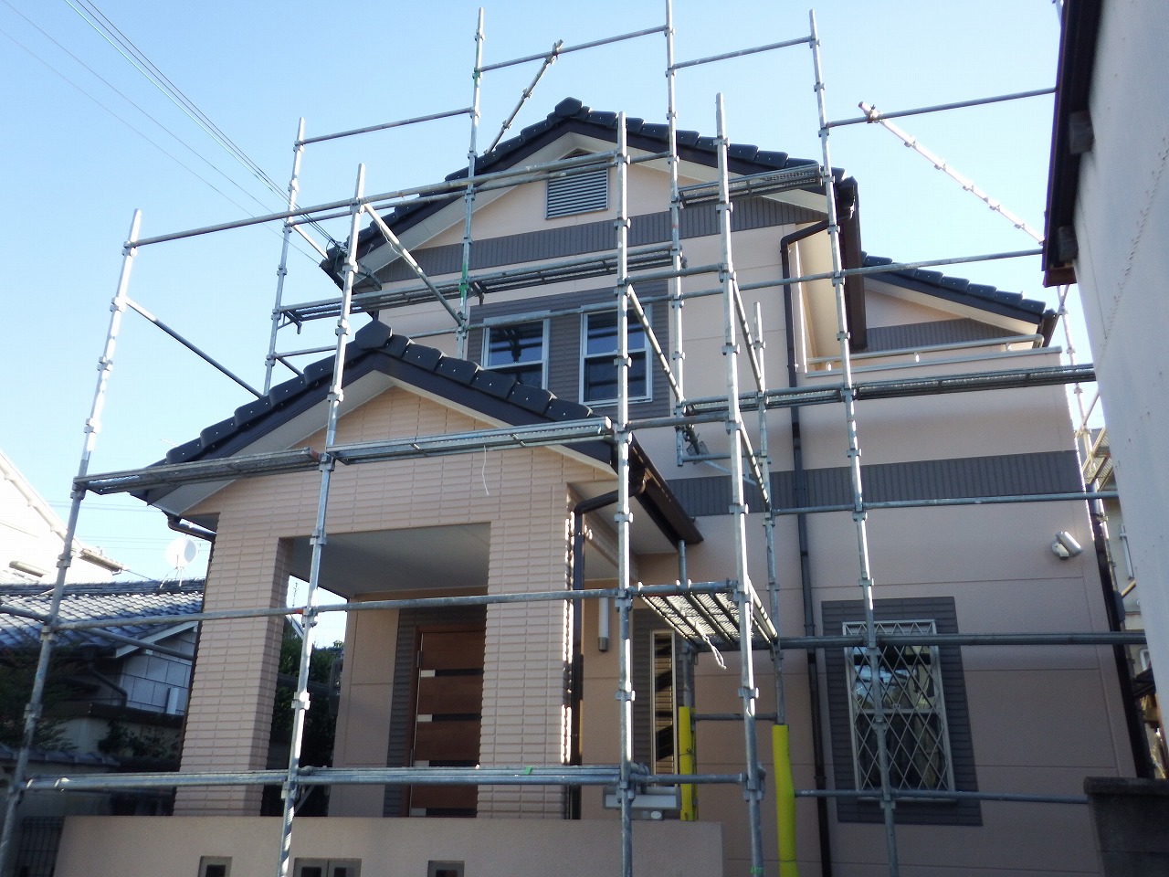 奈良市の外壁塗装工事現場、足場のメッシュシート撤去