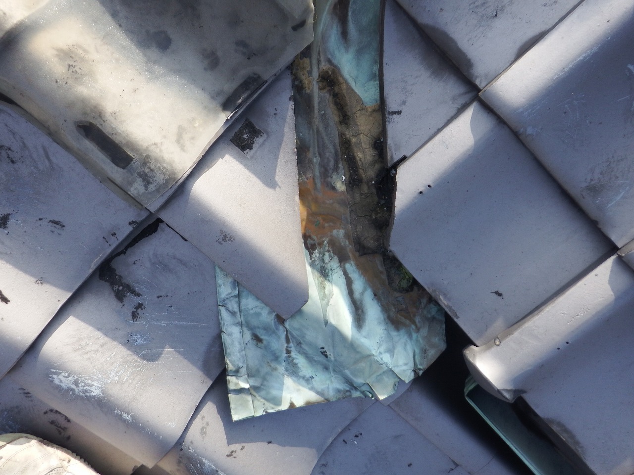 奈良市の納屋の雨漏り、谷板金の点検