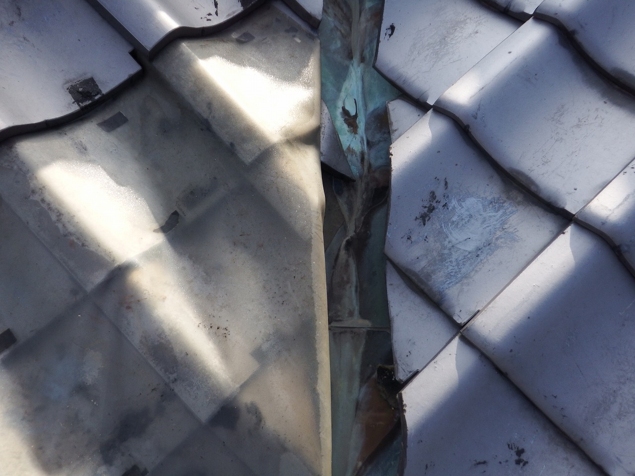 奈良市の納屋の雨漏り、谷板金の点検