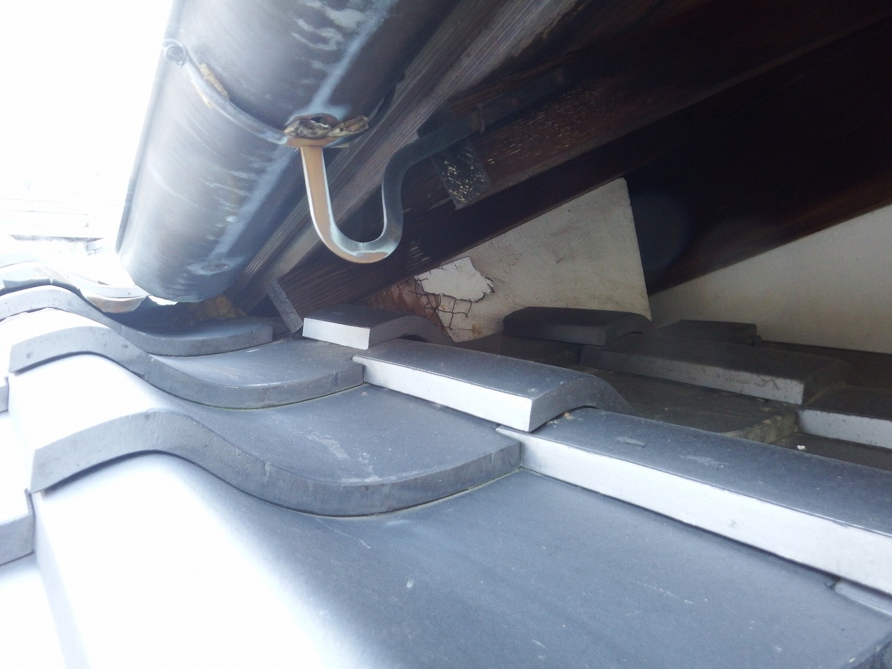 奈良市の納屋の雨漏り、谷板金の点検