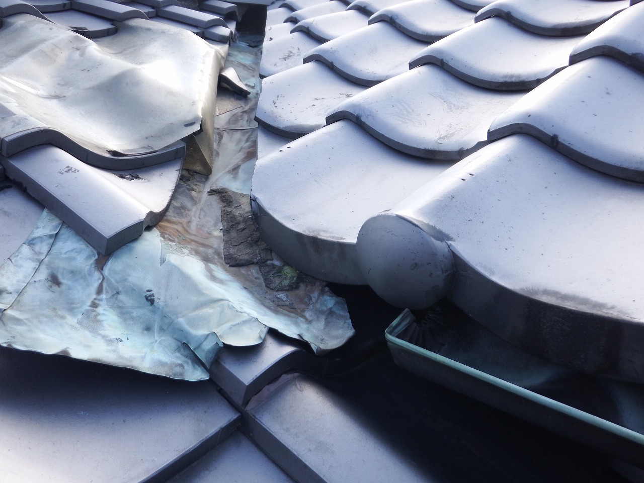 奈良市の納屋の雨漏り、谷板金の点検