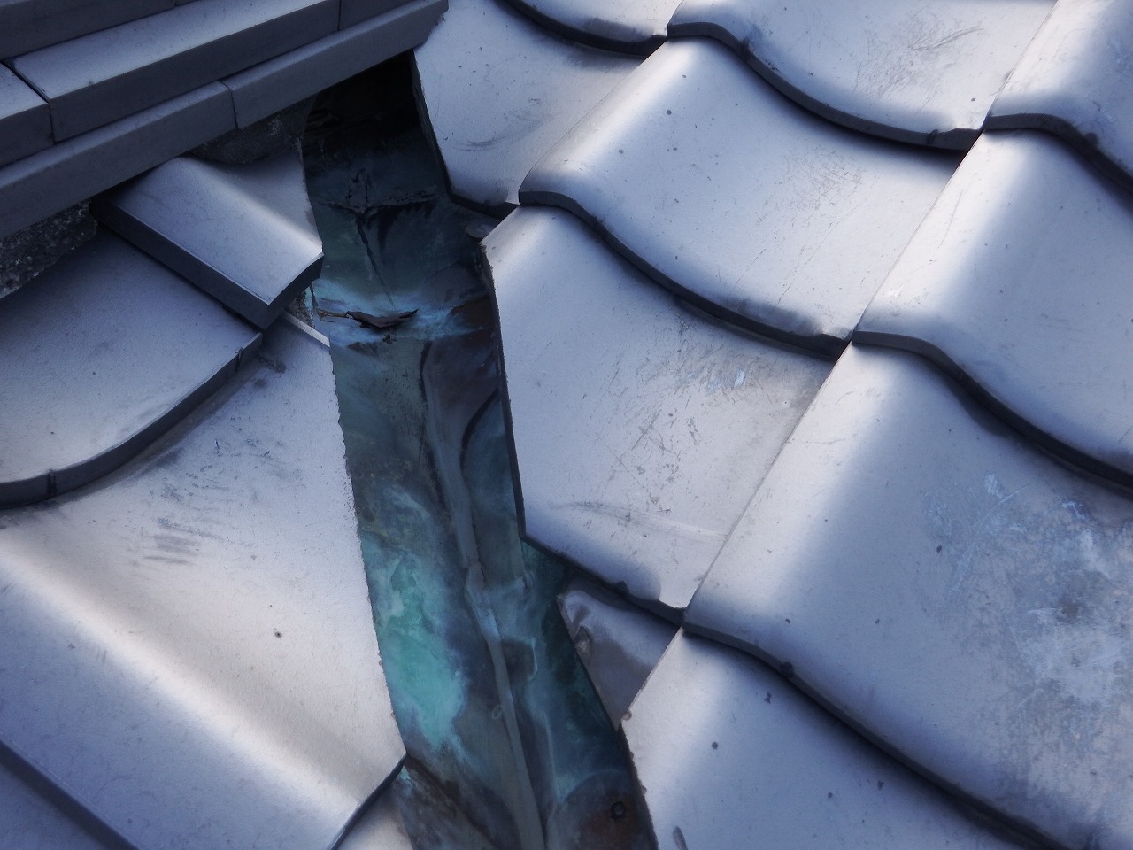 奈良市の納屋の雨漏り、谷板金の点検