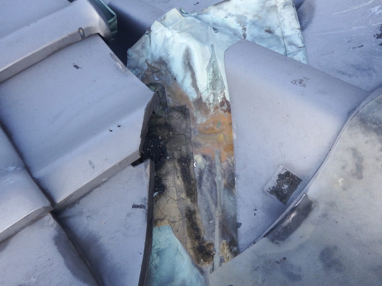奈良市の納屋の雨漏り、谷板金の腐食