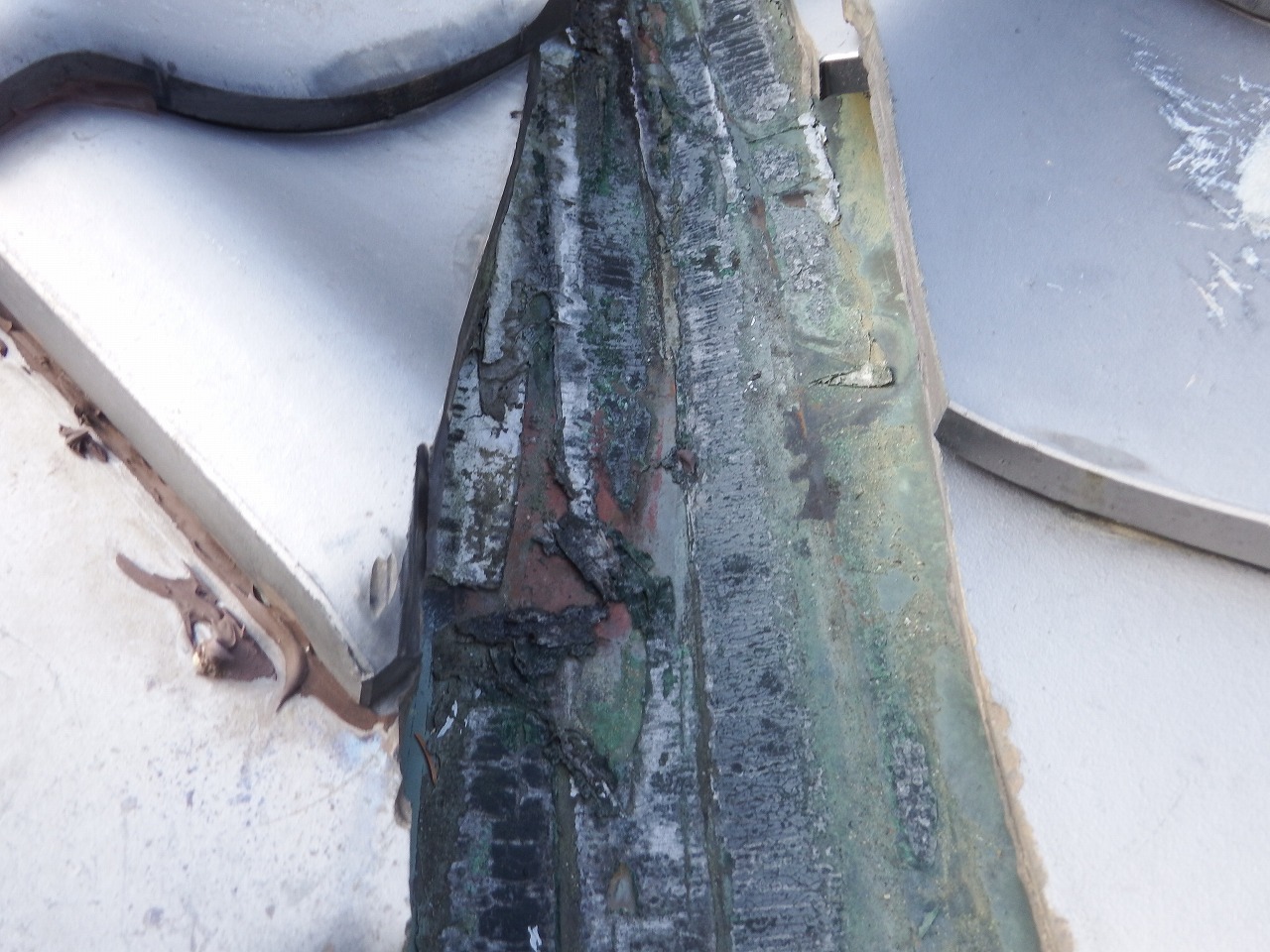 奈良市の納屋の雨漏り、谷板金の腐食