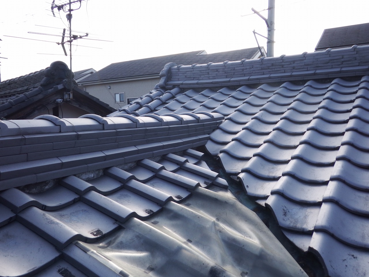 奈良市の納屋の雨漏り、谷板金の点検