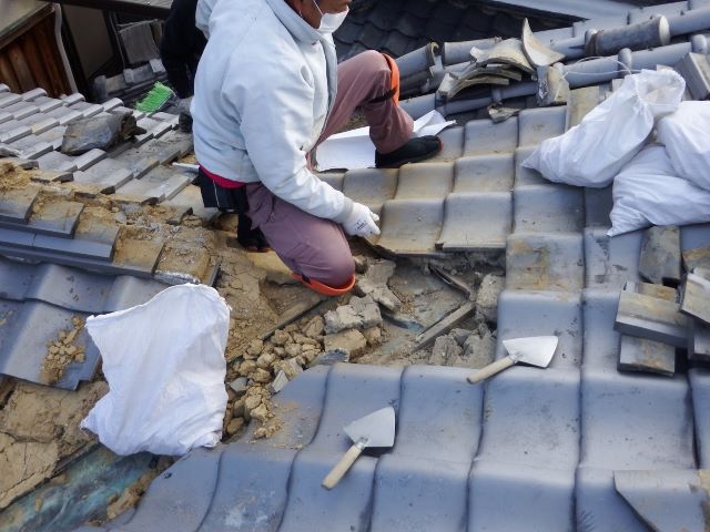 奈良市の谷板金交換工事、谷側の瓦撤去