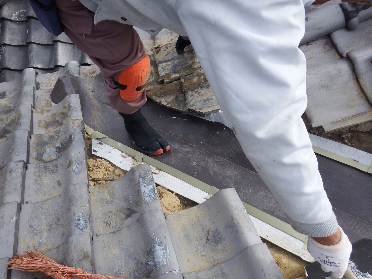 奈良市の谷板金交換工事、ガルバリウム鋼板製板金の設置