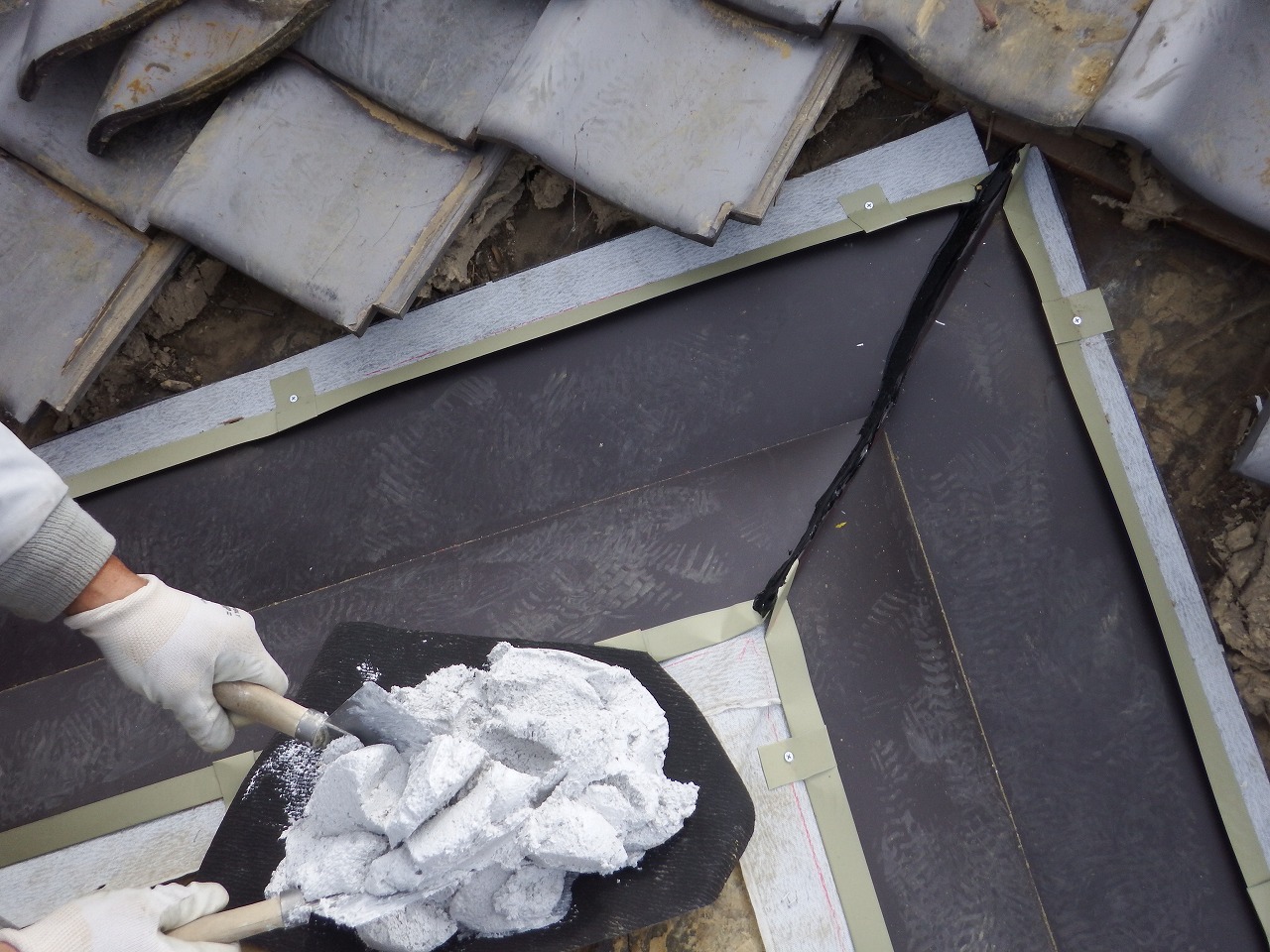 奈良市の谷板金交換工事、ガルバリウム鋼板製板金の設置