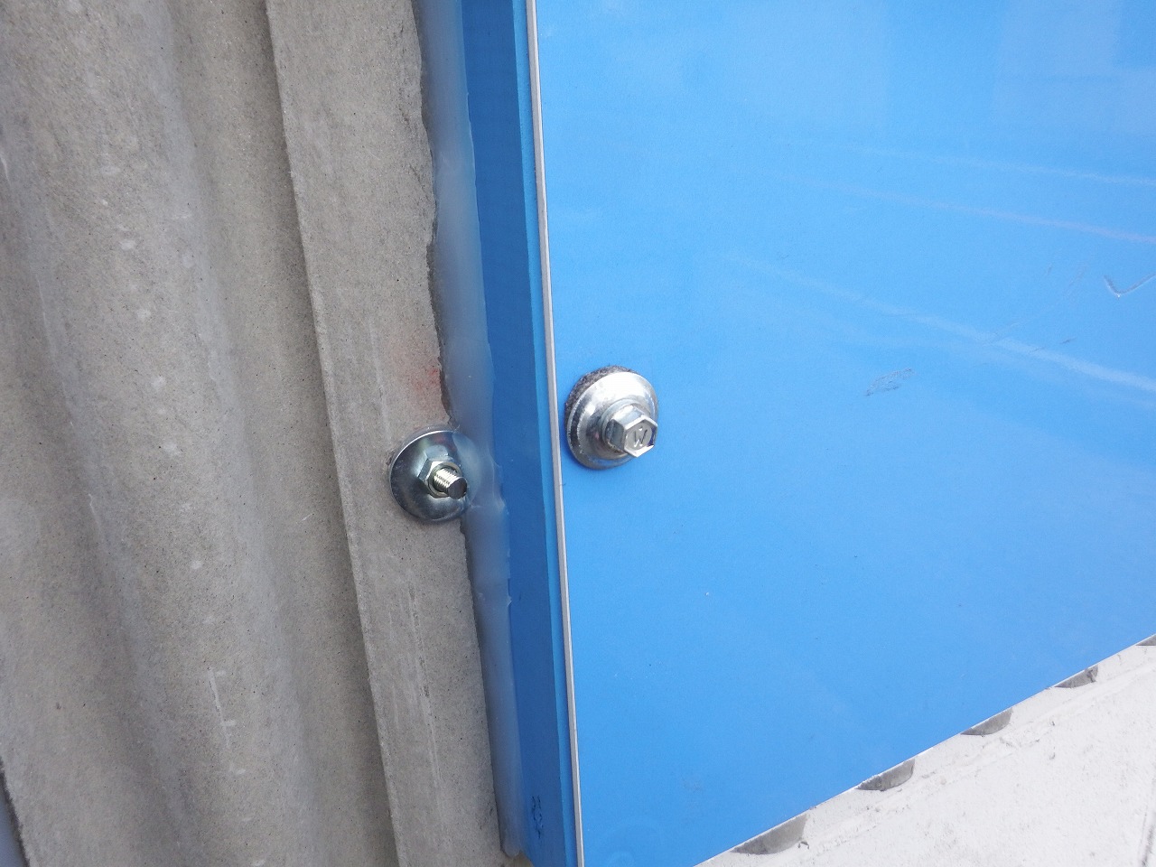 奈良市古市町の会社の倉庫で看板取り付け