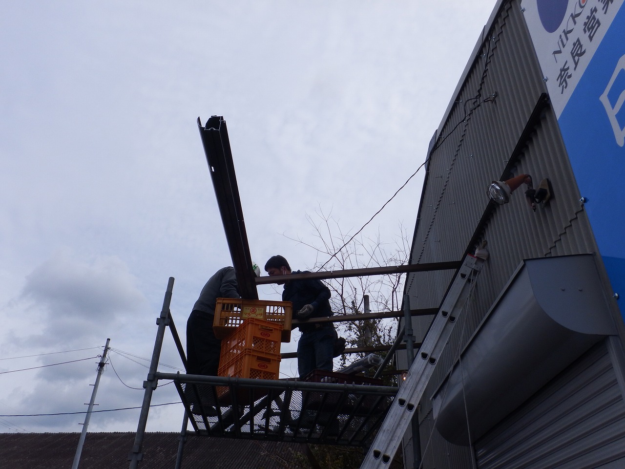 奈良市古市町の会社の倉庫で庇取り付け