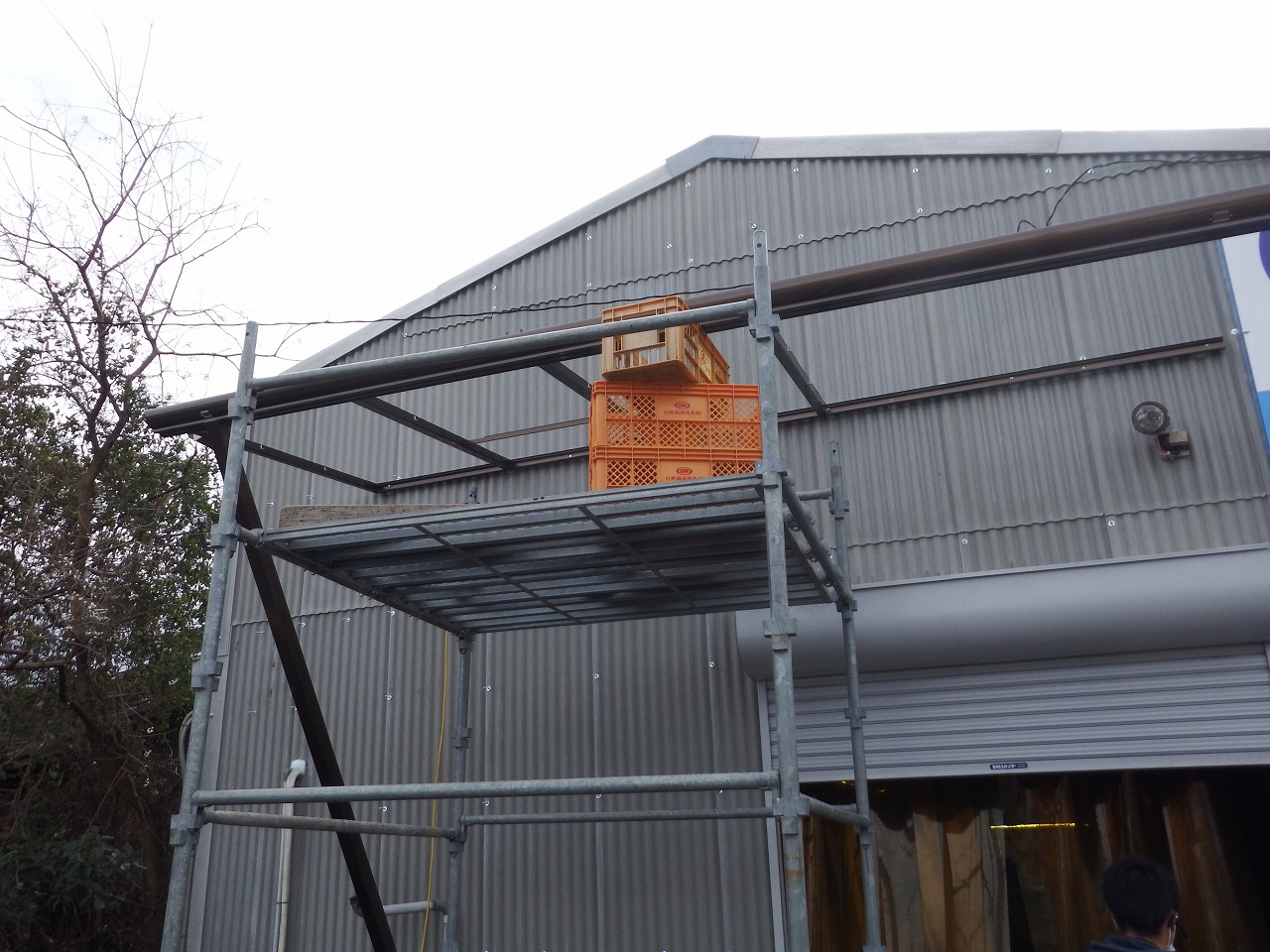 奈良市古市町の会社の倉庫で庇取り付け