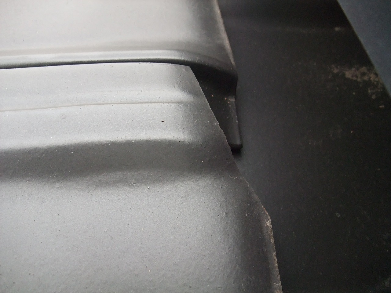 奈良市のボールを取り除いた家の屋根点検で見つかった割れた瓦