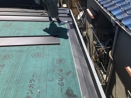 立平葺の軒先カラクサ板金取付