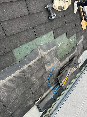 特殊工具でカラーベストを外します