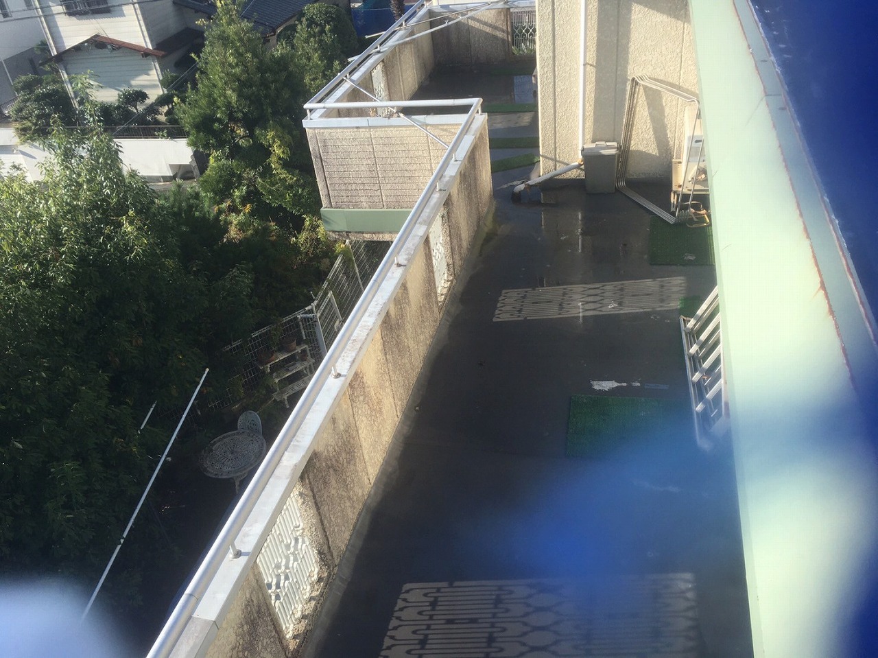 生駒市のバルコニー、工事前の掃除中