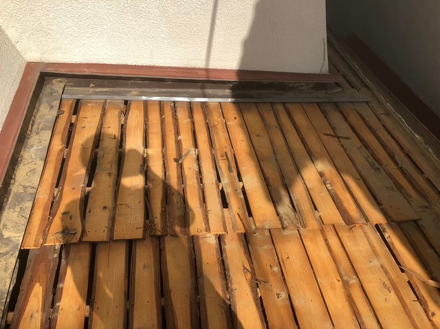 下屋根や庇の葺き替え開始解体