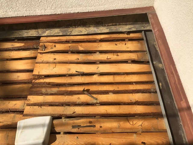 下屋根や庇の葺き替え開始解体
