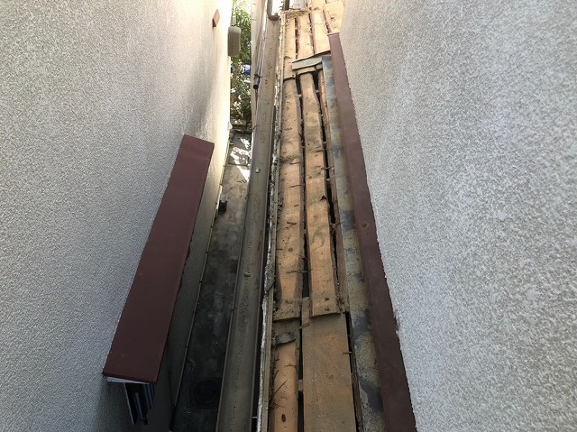 下屋根や庇の葺き替え開始解体