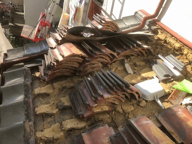 下屋根や庇の葺き替え開始解体