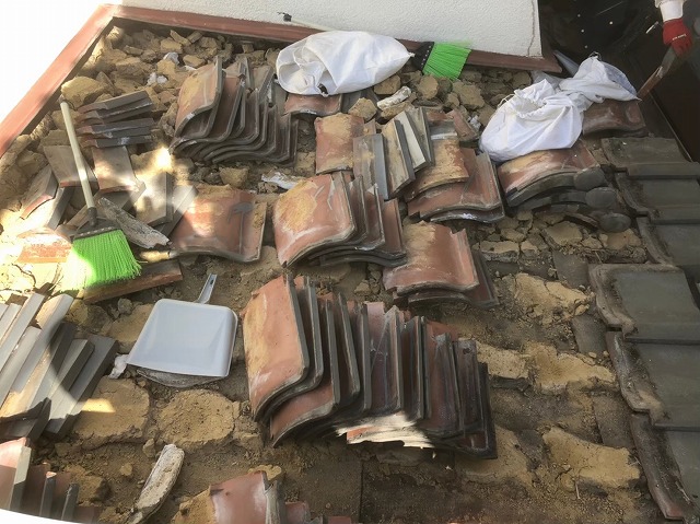 下屋根や庇の葺き替え開始解体