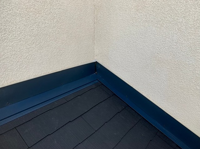 下屋根に水切り板金設置