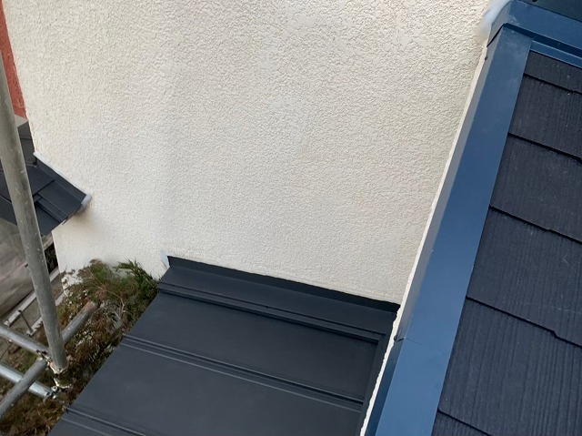 下屋根に水切り板金設置