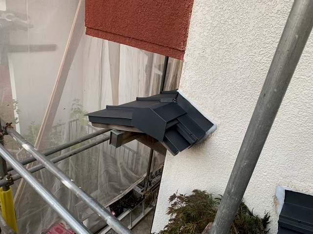 庇に水切り板金設置