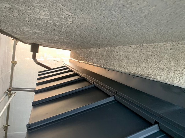 庇に水切り板金設置