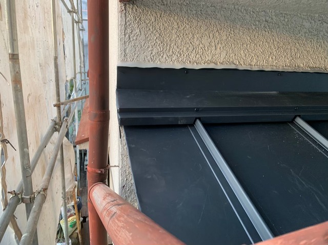 庇に水切り板金設置