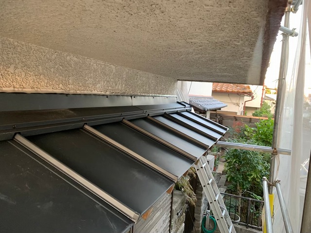 庇に水切り板金設置