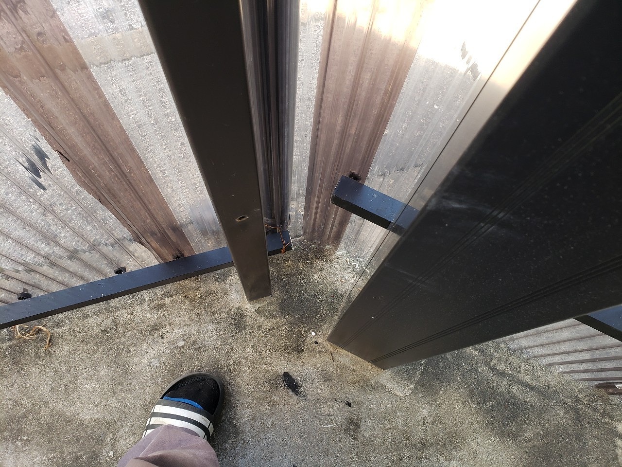 奈良市の波板外壁の車庫、ズレた横桟