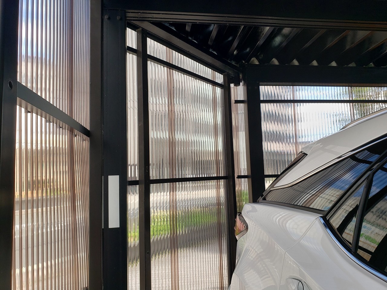 奈良市の波板外壁の車庫、内部から現調