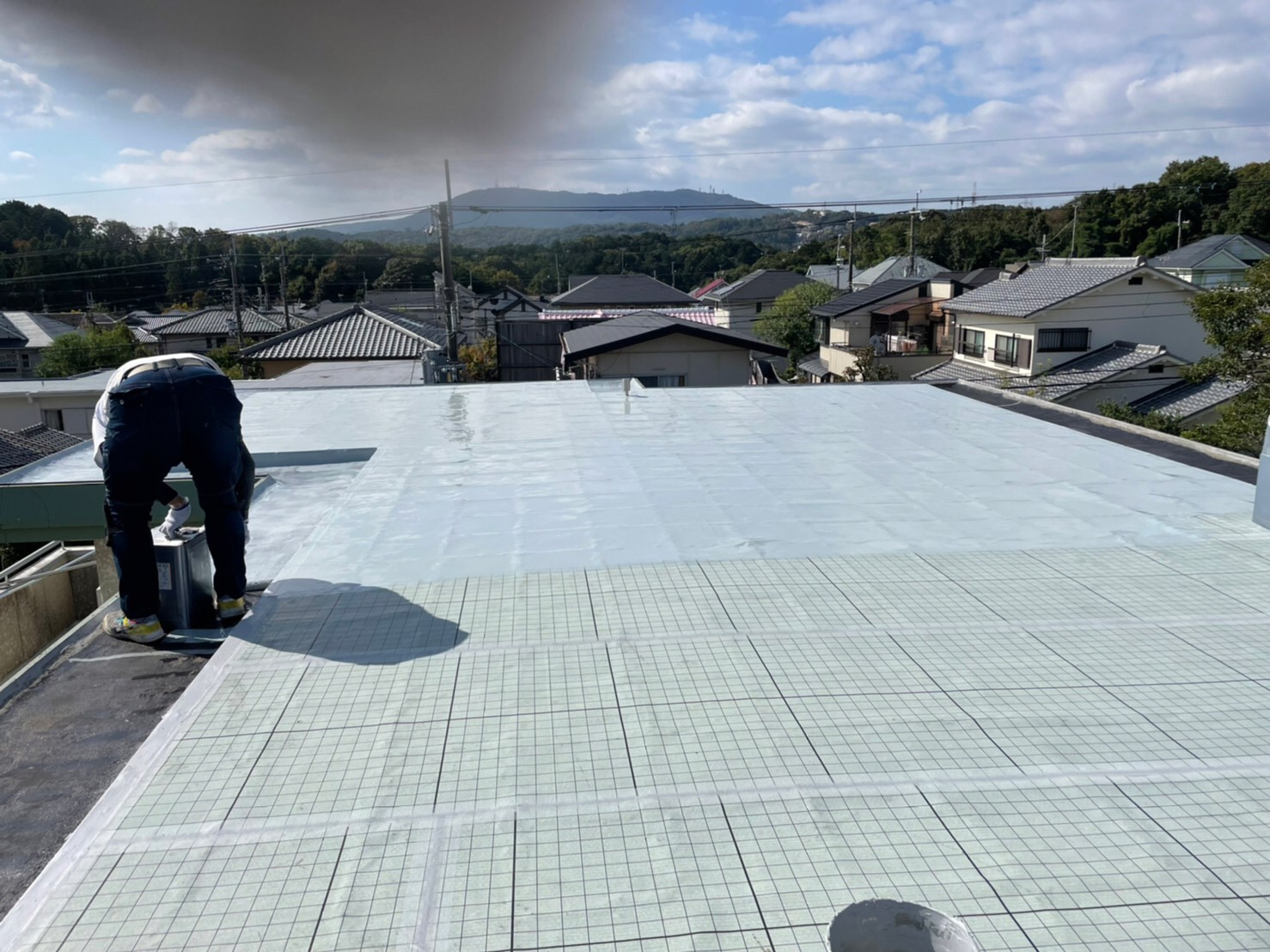 生駒市の陸屋根防水工事、ウレタン塗料の塗布１回目